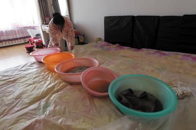 民乐楼上漏水，住户失联，小区没物管，业主维权难！律师来支招……